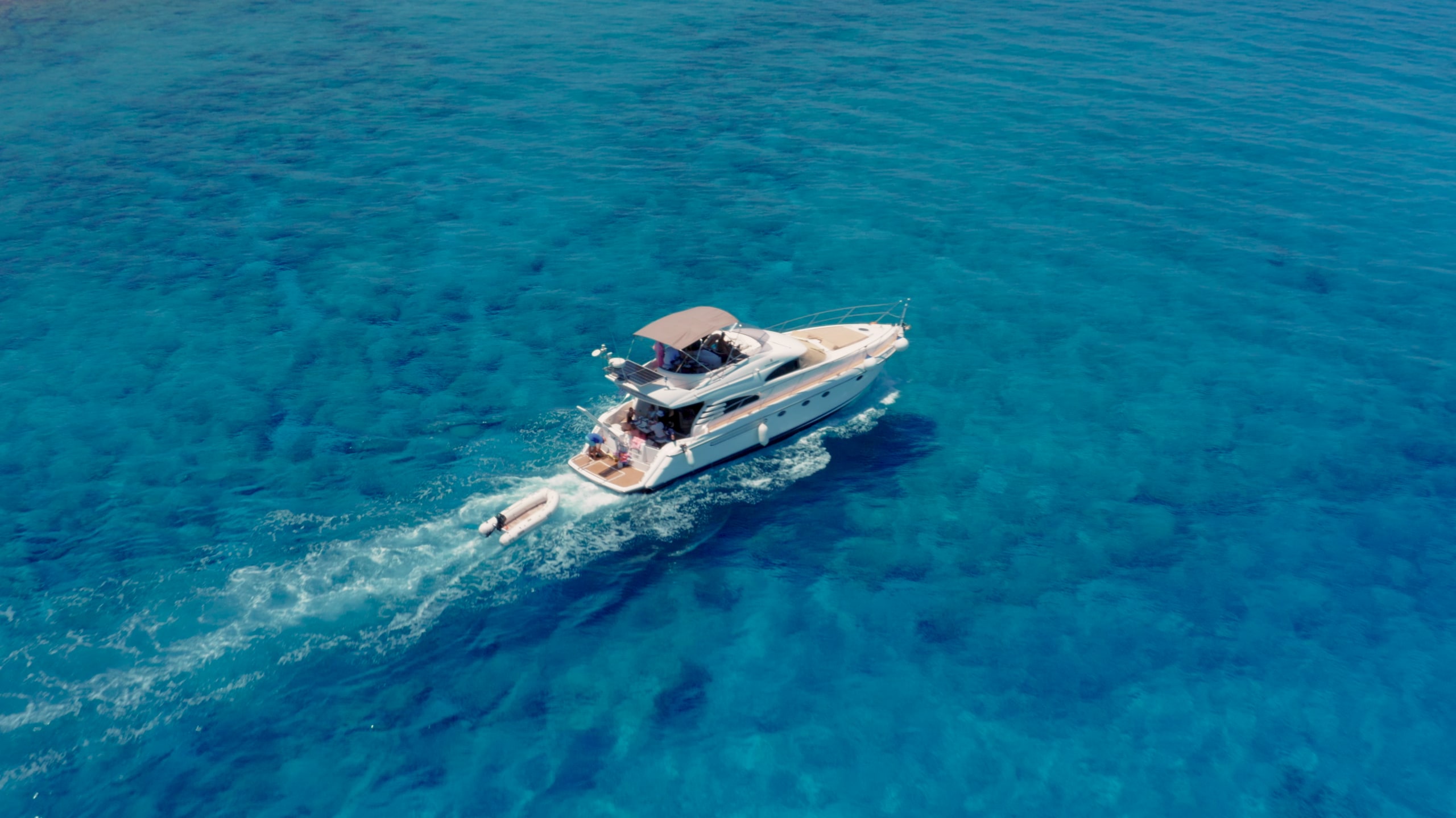 Vue aérienne du bateau privatif SE-CRETE en route en mer Libyque